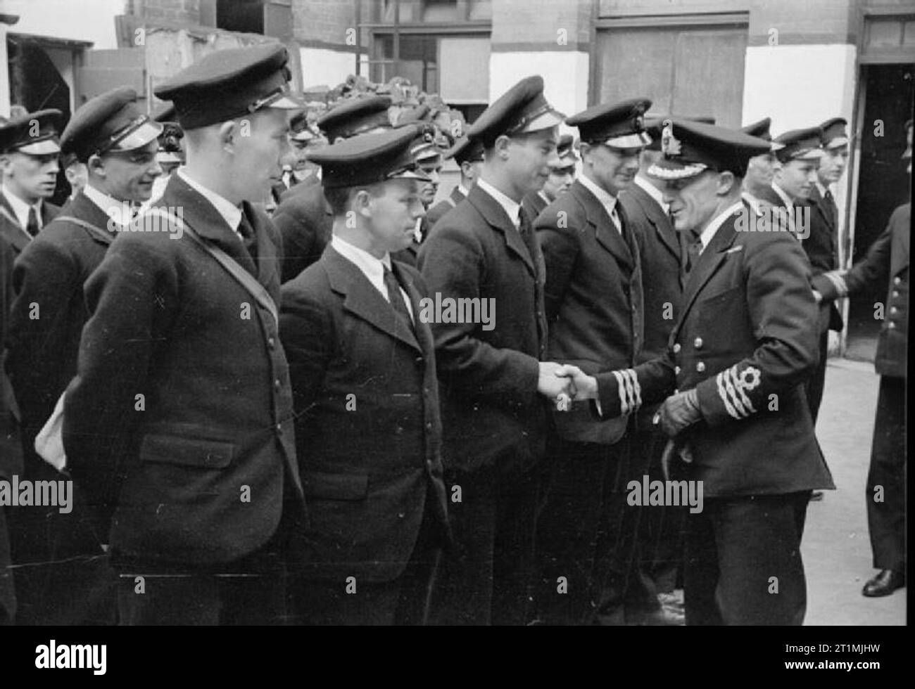 Die Handelsmarine Ausbildungseinrichtung, HMS Gordon, Gravesend, Kent, England, Juni 1941 heraus Parade der neu ausgebildete Seeleute. Der Kapitän der HMS GORDON gibt einen Abschied Händedruck und ein Wort der Ermutigung an jeder Mann vor seiner Meer Karriere setzt. Stockfoto