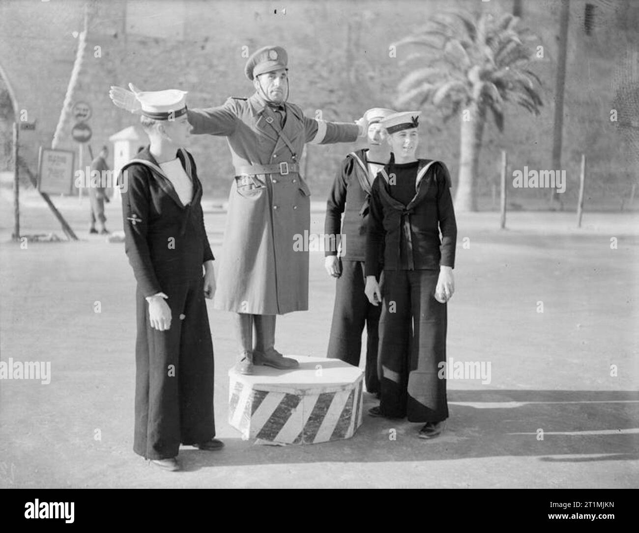 Die Marine geht Sightseeing in N-Afrika. 17. bis 26. Februar 1943, Tripolis. Britische Seeleute für die Sehenswürdigkeiten in Tripolis in Nordafrika. Sie sind mit einer italienischen Polizisten. Stockfoto