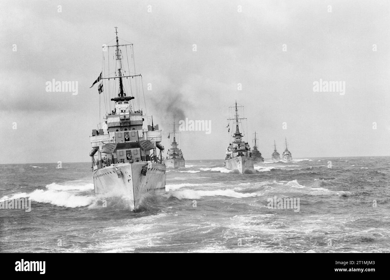 Die Royal Navy während des Zweiten Weltkrieges die Flottille Linie vor, die unter der Leitung von HMS FURY in Scapa Flow während der Zerstörer Manöver in der Vorbereitung für die Zweite Front. Foto aus der Zerstörer FAULKNOR genommen. Stockfoto