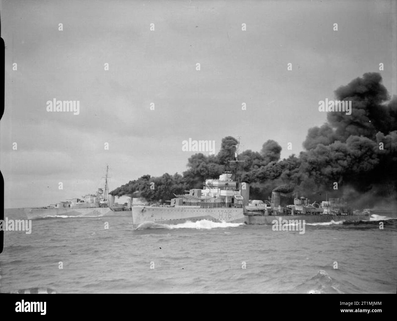 Die Royal Navy während des Zweiten Weltkriegs HMS FURY (im Vordergrund) und HMS ASHANTI über ein Rauch Bildschirm während der Zerstörer Manöver in der Vorbereitung für die Zweite Front. Foto aus der Zerstörer FAULKNOR genommen. Stockfoto