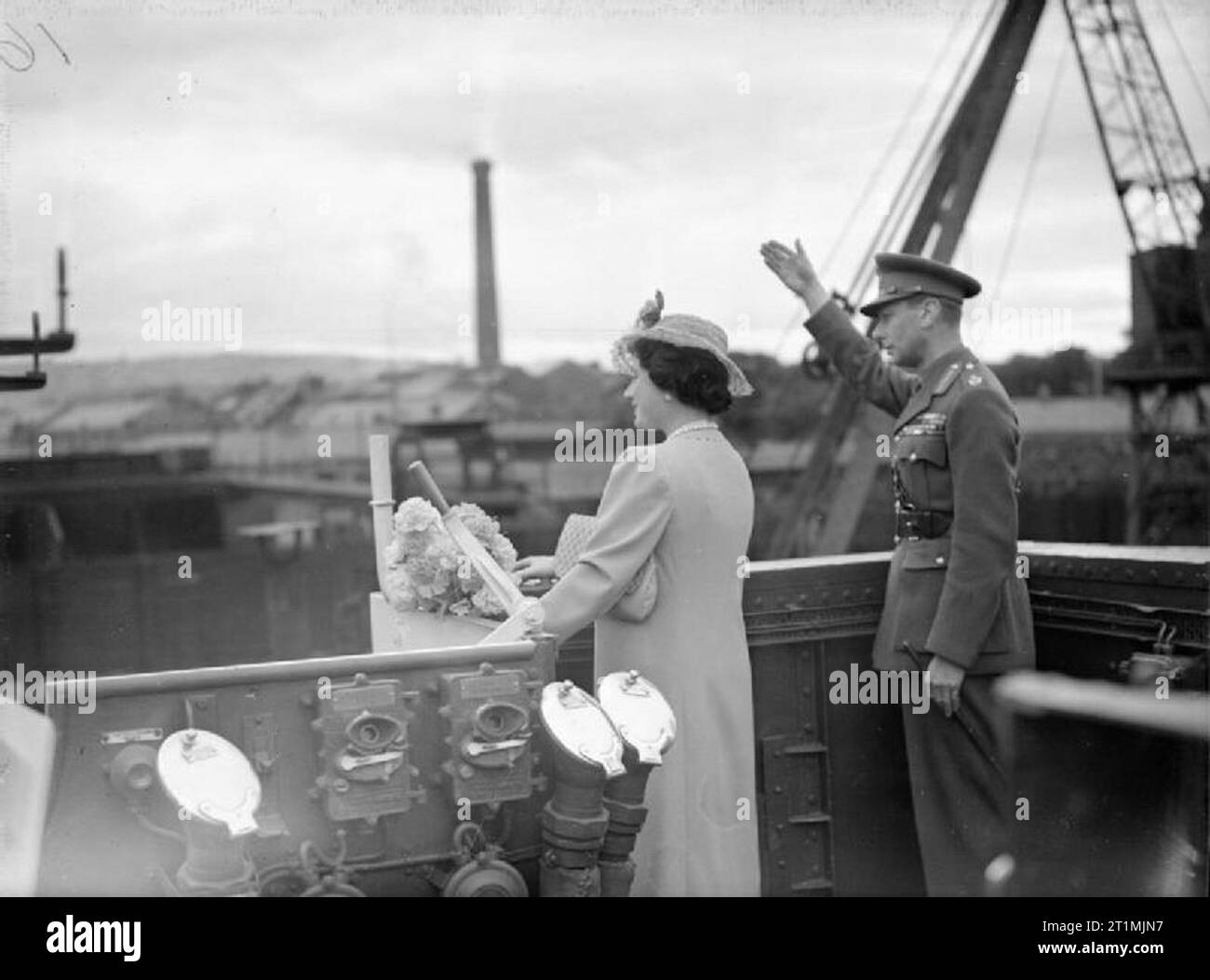 Die Royal Navy während des Zweiten Weltkriegs HM König George VI Wellen Abschied von der jubelnden Massen von der Brücke von HMS BICESTER als Königin steht neben ihm. Ihre Majestäten nach England zurück, auf dieser Zerstörer nach dem Besuch der Marinestützpunkt in Larne, Nordirland. Stockfoto