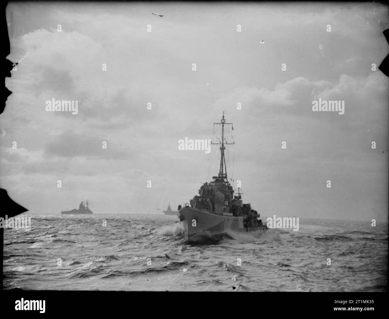 Die Royal Navy während des Zweiten Weltkriegs HMS ANGEBRACHT, nähert sich der Kreuzer ARGONAUT (von dem das Foto aufgenommen wurde) von der nordafrikanischen Küste. Stockfoto