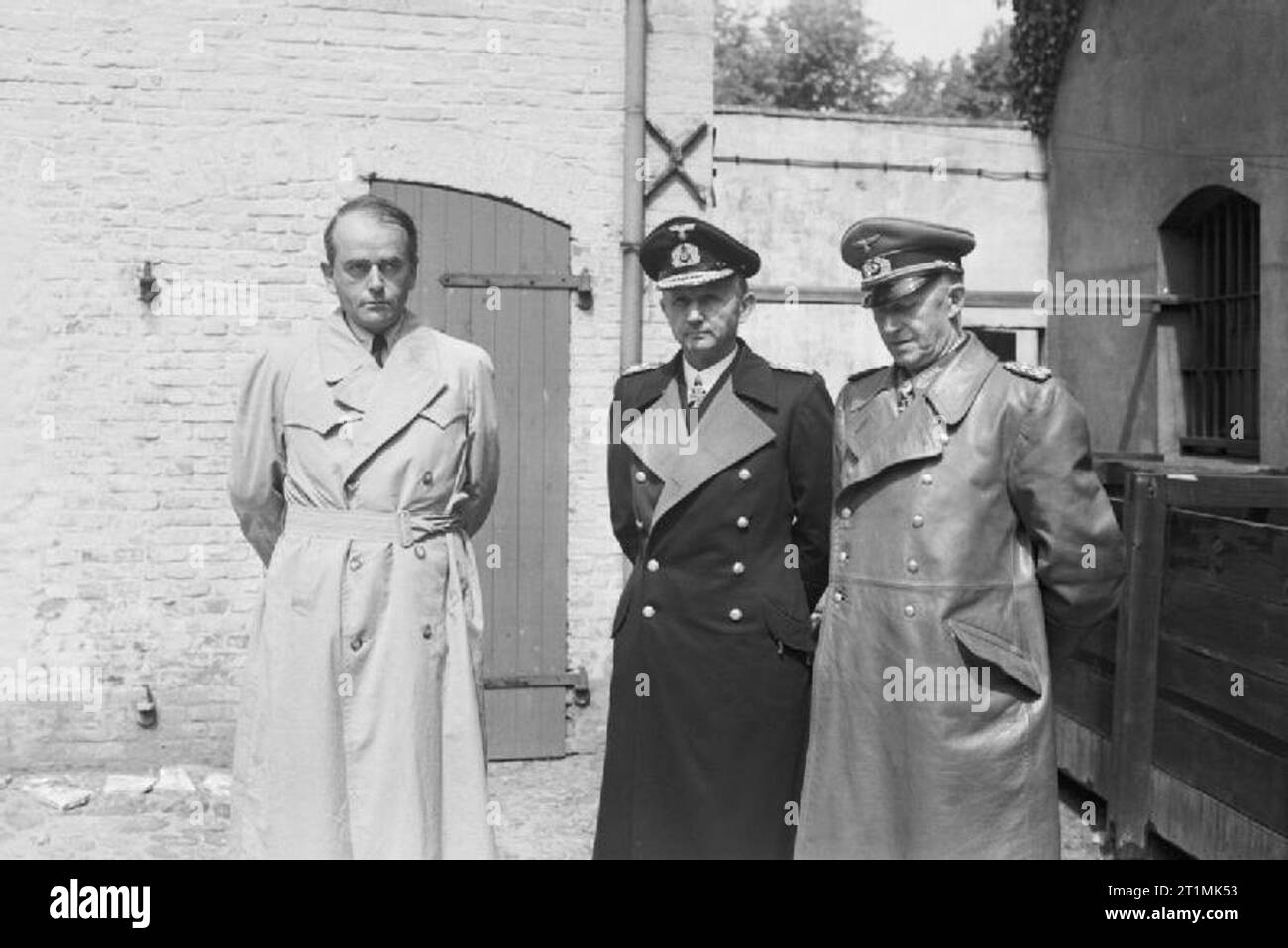 Ns-Persönlichkeiten Albert Speer, 1905 - 1984): Speer mit Doenitz und Jodl nach seiner Verhaftung durch die Britische Armee. - Scheint in Flensburg. Stockfoto