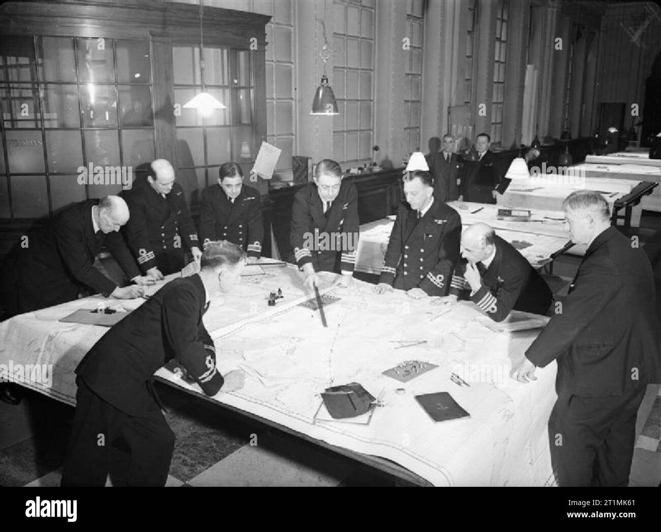 Die Royal Navy während des Zweiten Weltkriegs Offiziere im Grundstück Zimmer an der Admiralität, die Planung der Routen von Schiffen auf einer großen Karte, die sich auf einem Tisch. Stockfoto