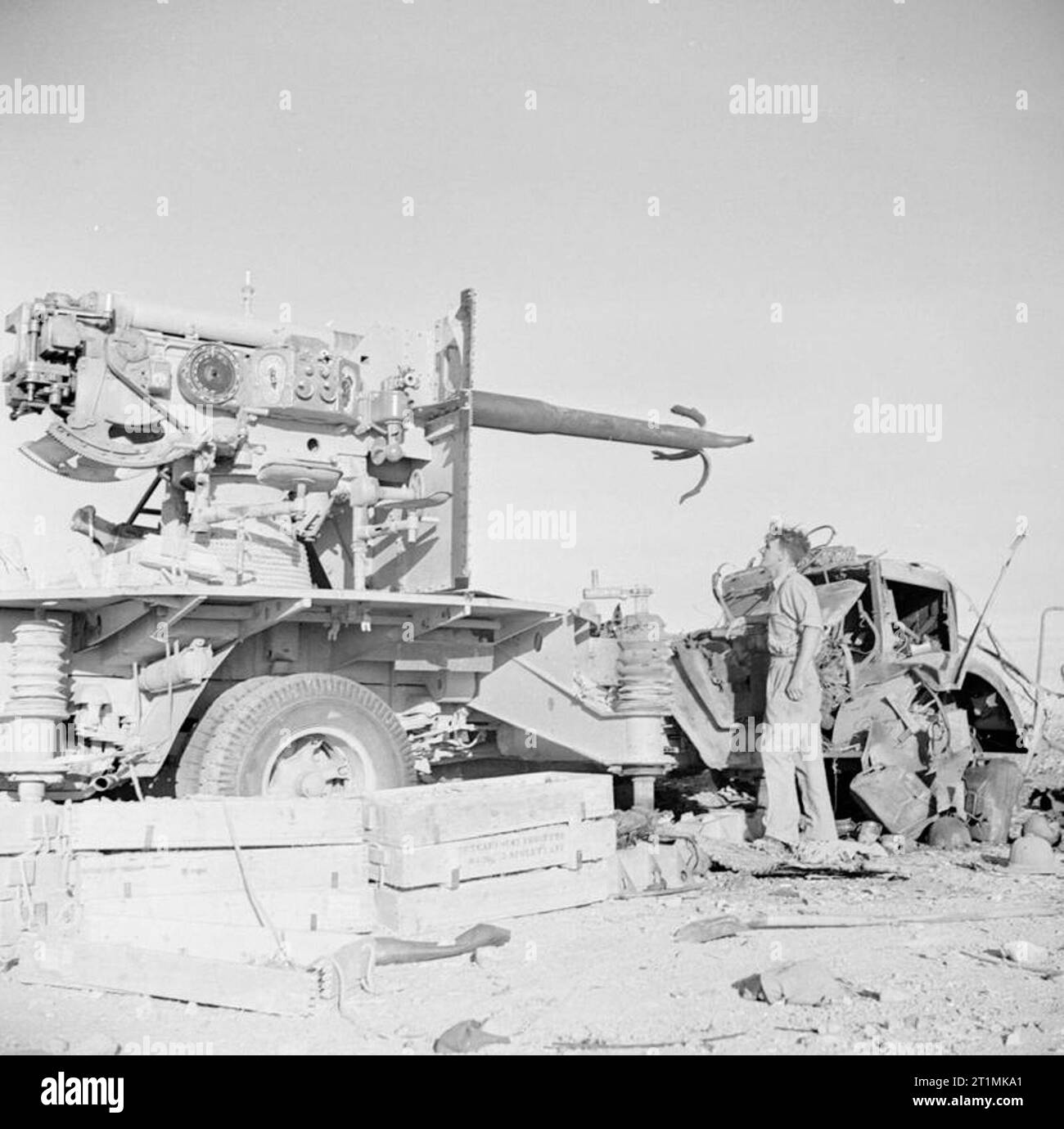 Die Neuseeländer in der El Alamein Bereich der Neuseeländischen Truppen in der El Alamein, ein erfolgreicher Angriff auf den Feind, überraschend und Auslöschung einer leaguer von Gewehren und Motor Transport. Das Bild zeigt die zerstörte Deutsche 88 mm anti-tank Waffen in den leaguer durch den Neuseeländer gefunden. Diese Waffen waren zu schwer und so gesprengt. Stockfoto