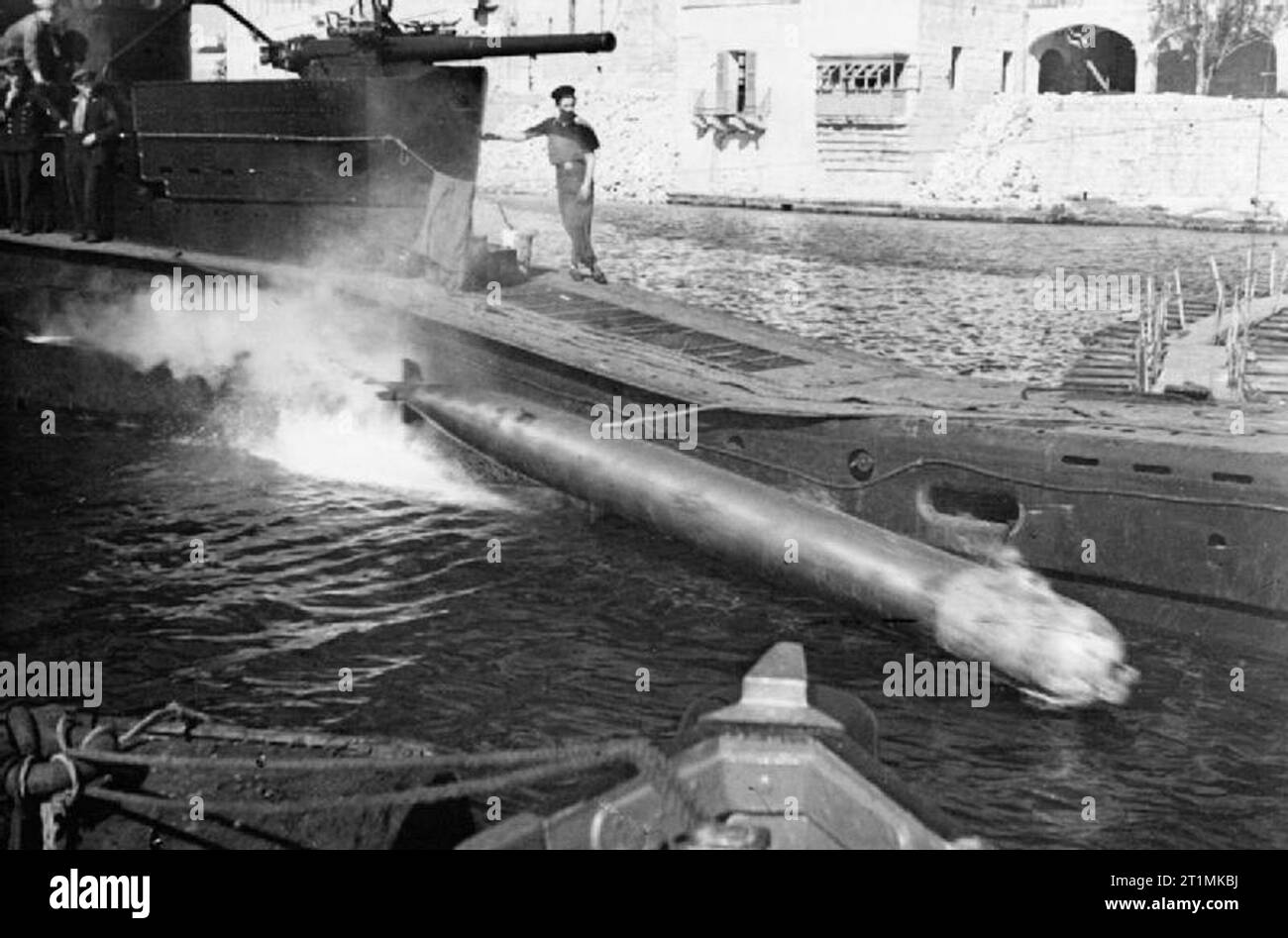 Die Royal Navy während des Zweiten Weltkriegs HMSM THUNDERBOLT feuern ein Dummy Torpedo aus Ihrem mittschiffs Torpedorohre während der Tests auf Malta. Es ist nur über Kontakt mit dem Wasser zu machen. Stockfoto