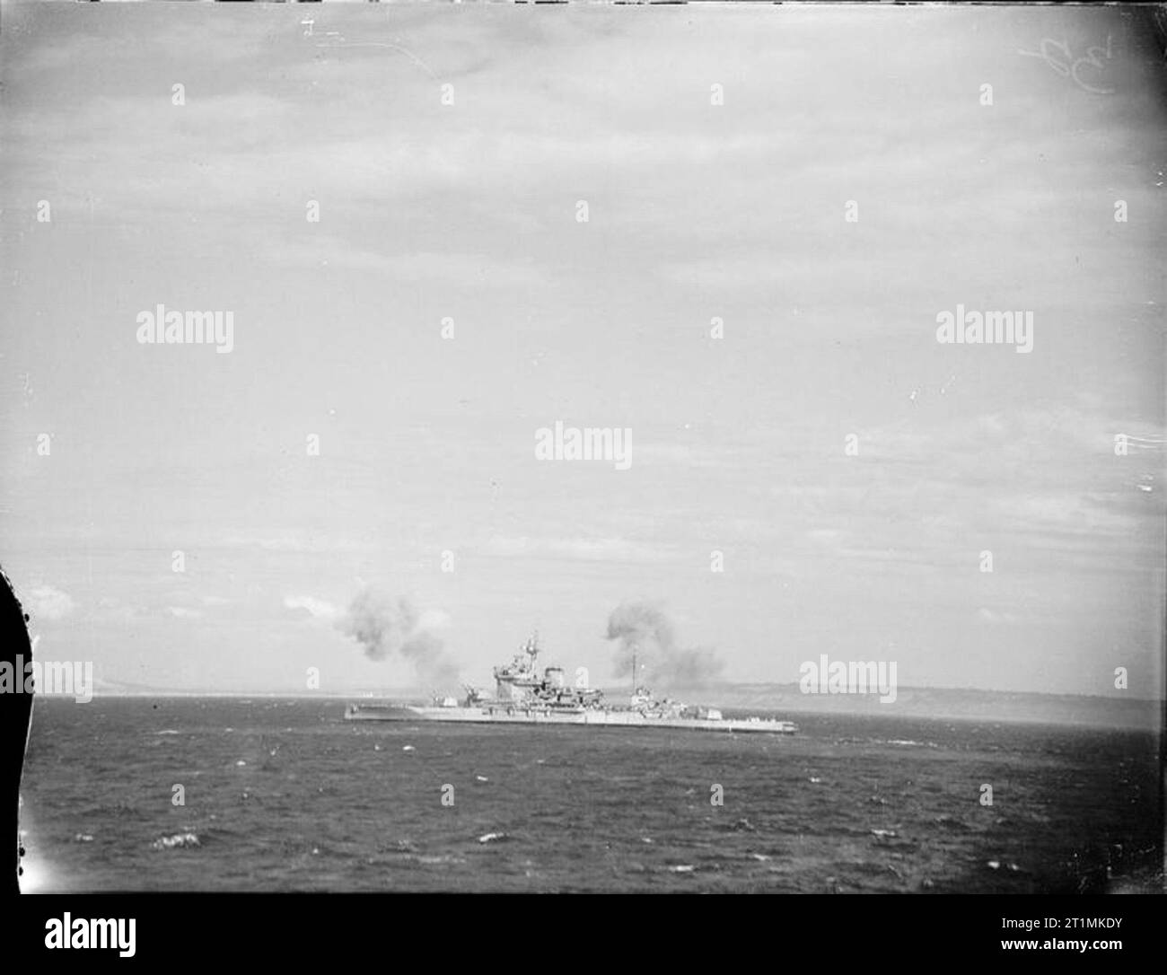 D-Day - britische Truppen während der Invasion in der Normandie am 6. Juni 1944 HMS Warspite, Teil der Beschuss Kraft' aus Le Havre, Beschuss deutsche Gewehr Batterien in Unterstützung der Landungen auf Schwert, 6. Juni 1944. Das Foto wurde von der Fregatte HMS HOLMES, welcher Teil des Escort Gruppe gebildet. Stockfoto