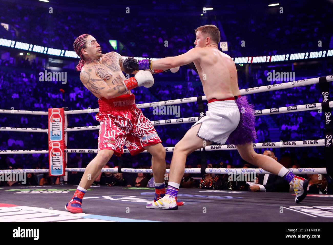 My Mate Nate (rechts) und Whindersson Nunes Batista im Leichtschwergewicht-Titelspiel der Misfits während der MF- und DAZN: X-Serie in der AO Arena in Manchester. Bilddatum: Samstag, 14. Oktober 2023. Stockfoto