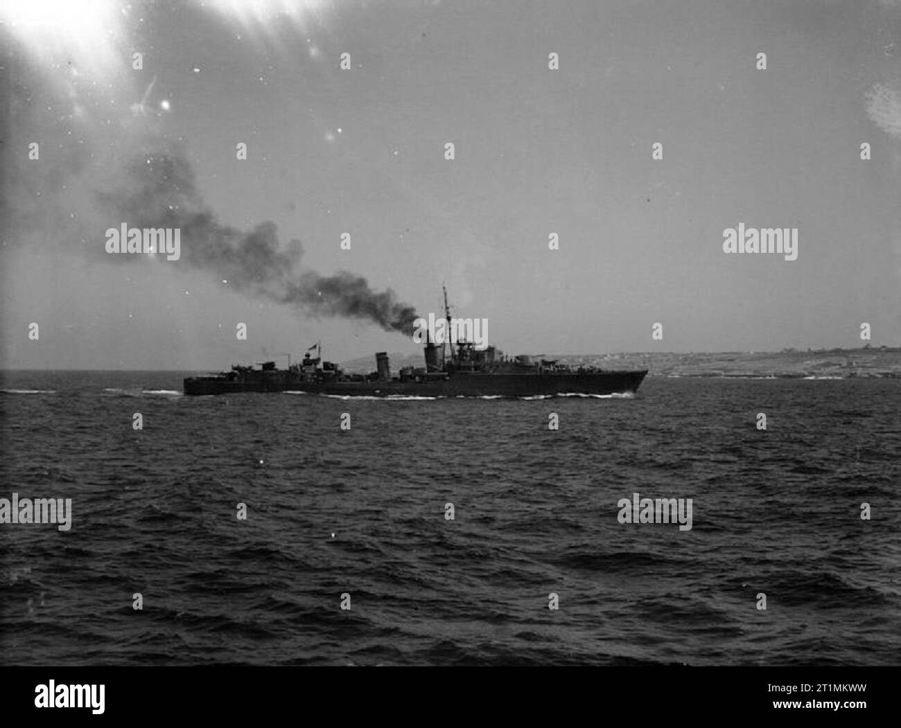 Die Royal Navy während des Zweiten Weltkrieges der britischen Zerstörer HMS Nubian Rückkehr in Malta nach der Küste von Tunis patrouillieren. Sie hatte die Teilnahme an Operationen der leichten Seestreitkräfte auf Malta zu patrouillieren die Sizilianische verengt sich vor der Küste von Tunis und Fluchtweg Abschneiden der Deutschen Afrika Korps ist aus Nordafrika. Stockfoto