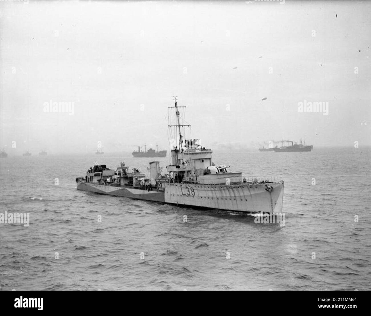 Zerstörer auf Konvoi Escort Pflicht, Oktober 1941 Zerstörer HMS Eitelkeit, eine alte 'V', mit Konvoi von Handelsschiffen im Hintergrund. Glaubten die Sheringham, Küste. HMS Eitelkeit ist Teil blenden lackiert. Stockfoto
