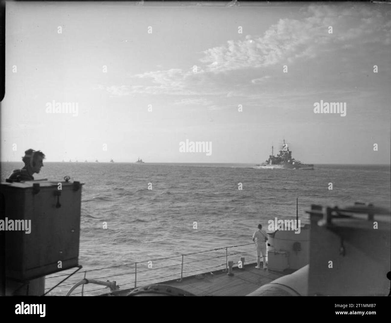 Die Royal Navy während des Zweiten Weltkriegs nach einem Rendezvous an der nordafrikanischen Küste die fünf italienischen Kreuzer und zwei schlachtschiffe in Linie vor HMS Valiant auf Malta zu übergeben. Es gab eine weitere vier italienischen Zerstörer begleiten Sie (Aus). Sie wurden auch durch Einheiten der britischen Zerstörer Flottillen begleitet sowie die Valiant und WARSPITE (von dem dieses Foto wurde aufgenommen). Stockfoto