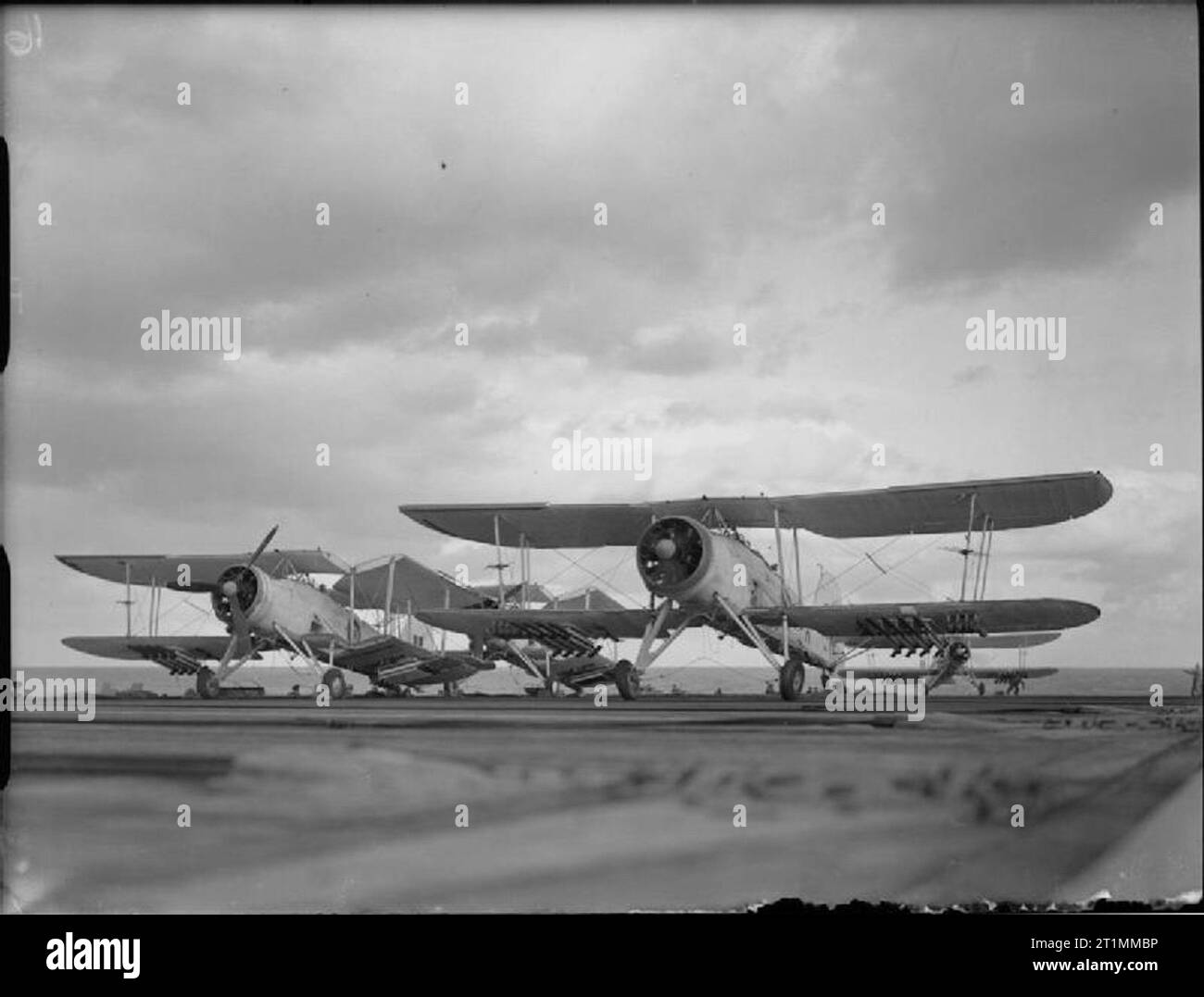 Die Royal Navy während des Zweiten Weltkrieges eine Fairey Swordfish Flugzeuge von No 816 Squadron Fleet Air Arm nehmen aus dem Flight Deck von HMS TRACKER für eine anti-u-Boot Schleife im Nordatlantik. Drei weitere Flugzeuge können im Hintergrund gesehen werden. Stockfoto