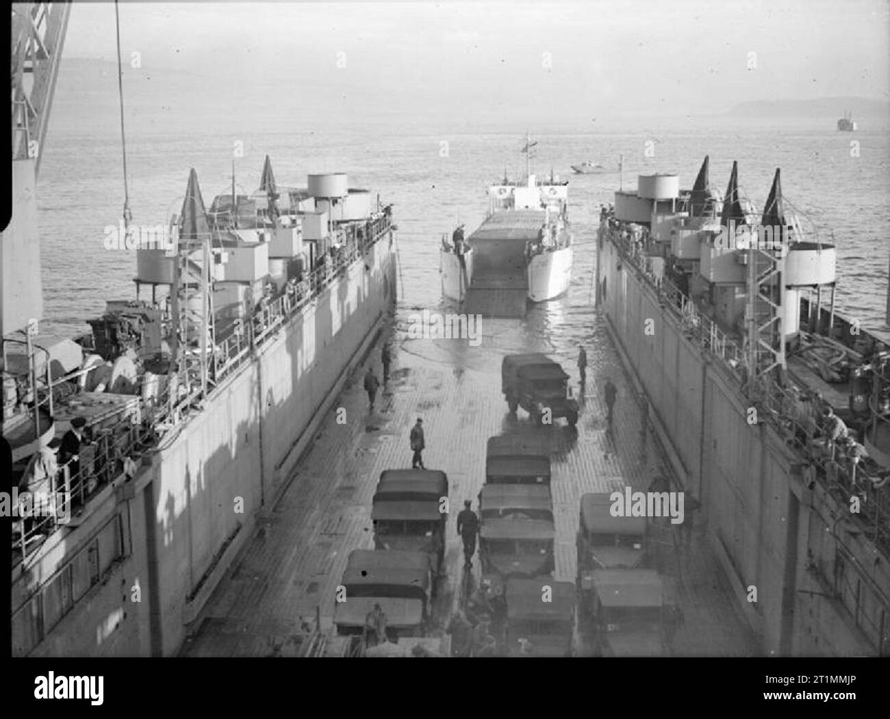 Die Royal Navy während des Zweiten Weltkrieges die Landung Schiff dock durch den Stern getrimmt, Lkw sind Aussteigen aus einem Landing Craft Tank (Markierung 3) (LCT 466) an Bord der HMS EASTWAY, die erste Landung Schiff Dock, in Greenock. Stockfoto