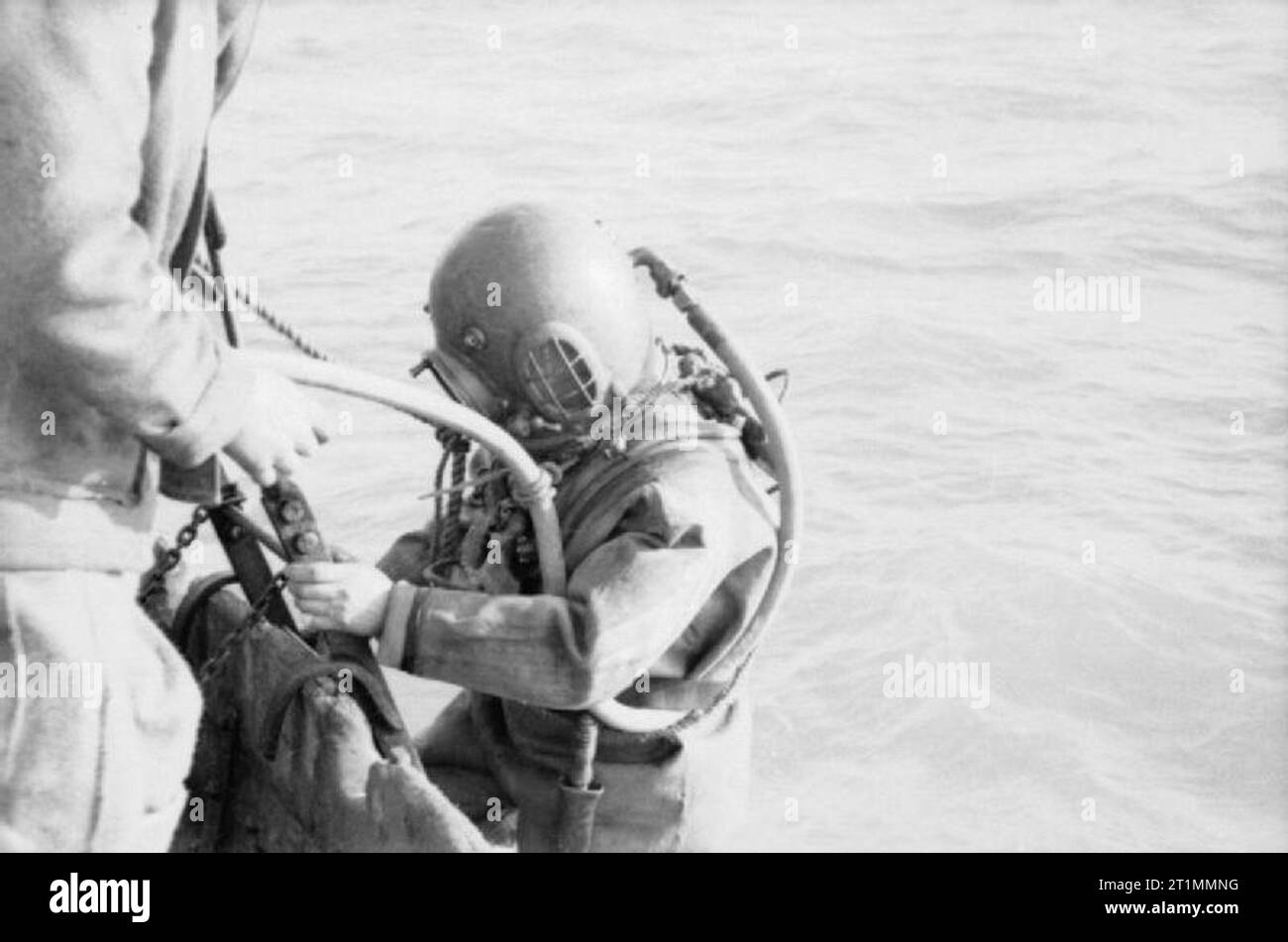 Die Royal Navy während des Zweiten Weltkriegs Diver Gorman, der Themsemündung Boom Verteidigung, geht tief über die Verankerungen eines der medway Tor Schiffe, der im Verdacht steht, in der Nacht zuvor Gefoult worden zu suchen. Er geht über die Seite, klettern die Leiter hinunter. Stockfoto