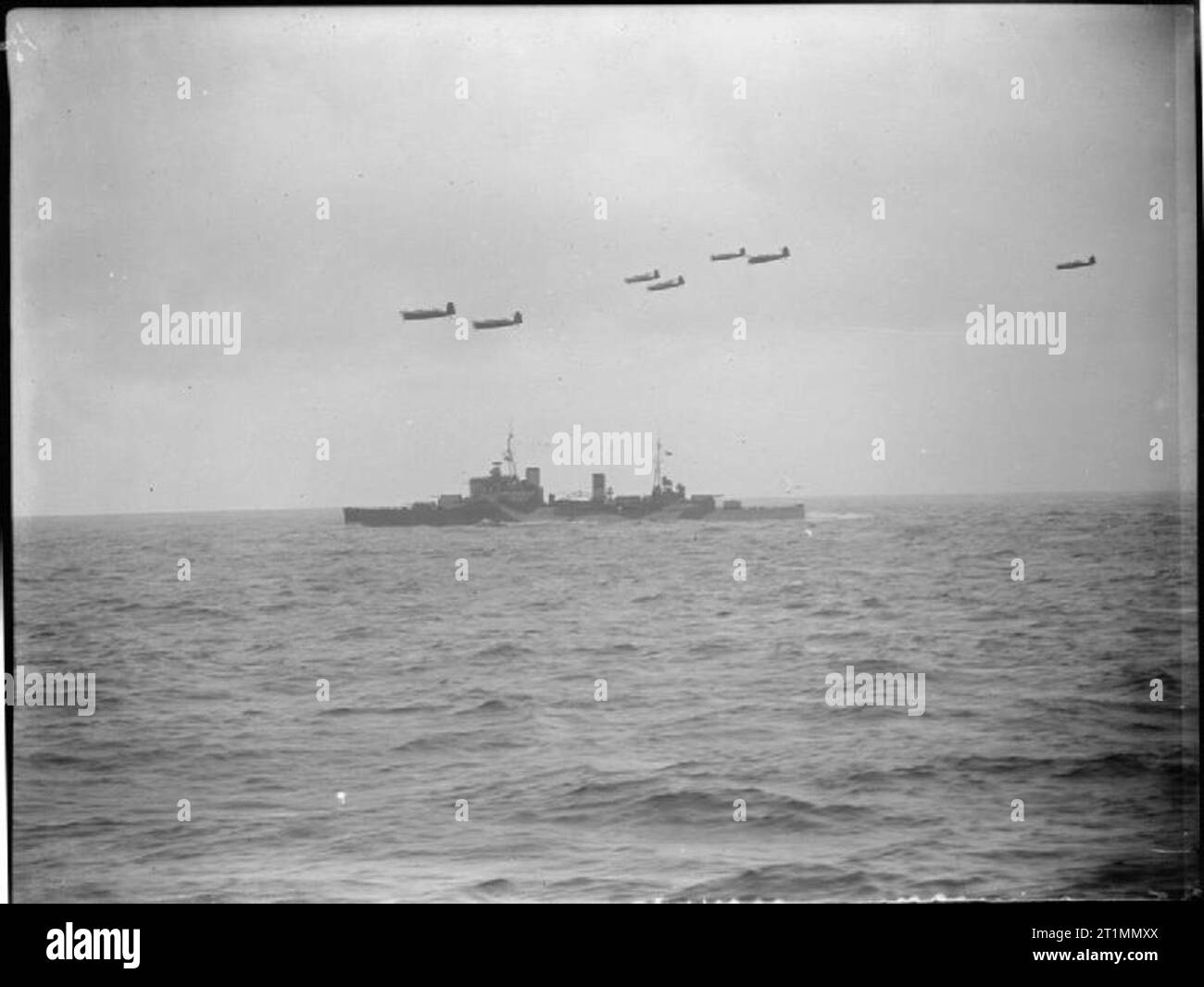 Die Royal Navy während des Zweiten Weltkriegs Barracuda Flugzeuge schützen der Kreuzer HMS NIGERIA im Sweep aus Norwegen (Foto aus der Zerstörer HMS IMPULSIVE entnommen). Stockfoto