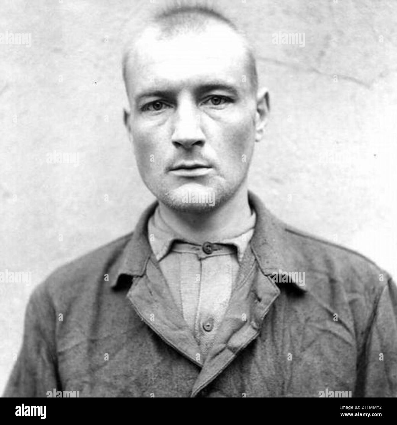 . Deutsch: Porträtfoto des im Bergen-Belsen-Prozess angeklagten Oscar Schmitz (23.2.1916 in Köln), Lagerältester im Kasernenlager Bergen-Belsen sowie Häftling im KZ Mittelbau-Dora; am 17.11.1945 freigesprochen. Das Bild wurde von einem Angehörigen der Royal Corps of Signals aufgenommen und befindet sich als Original im Bestand 'war Office Second World war Official Collection. The Liberation of Bergen-Belsen KZ 1945: Portraits of Belsen guards at Celle Awarting Trial, August 1945' des Imperial war Museums in London. / Das Foto wurde im März 2003 aus den Beständen des Imperial Wa Stockfoto