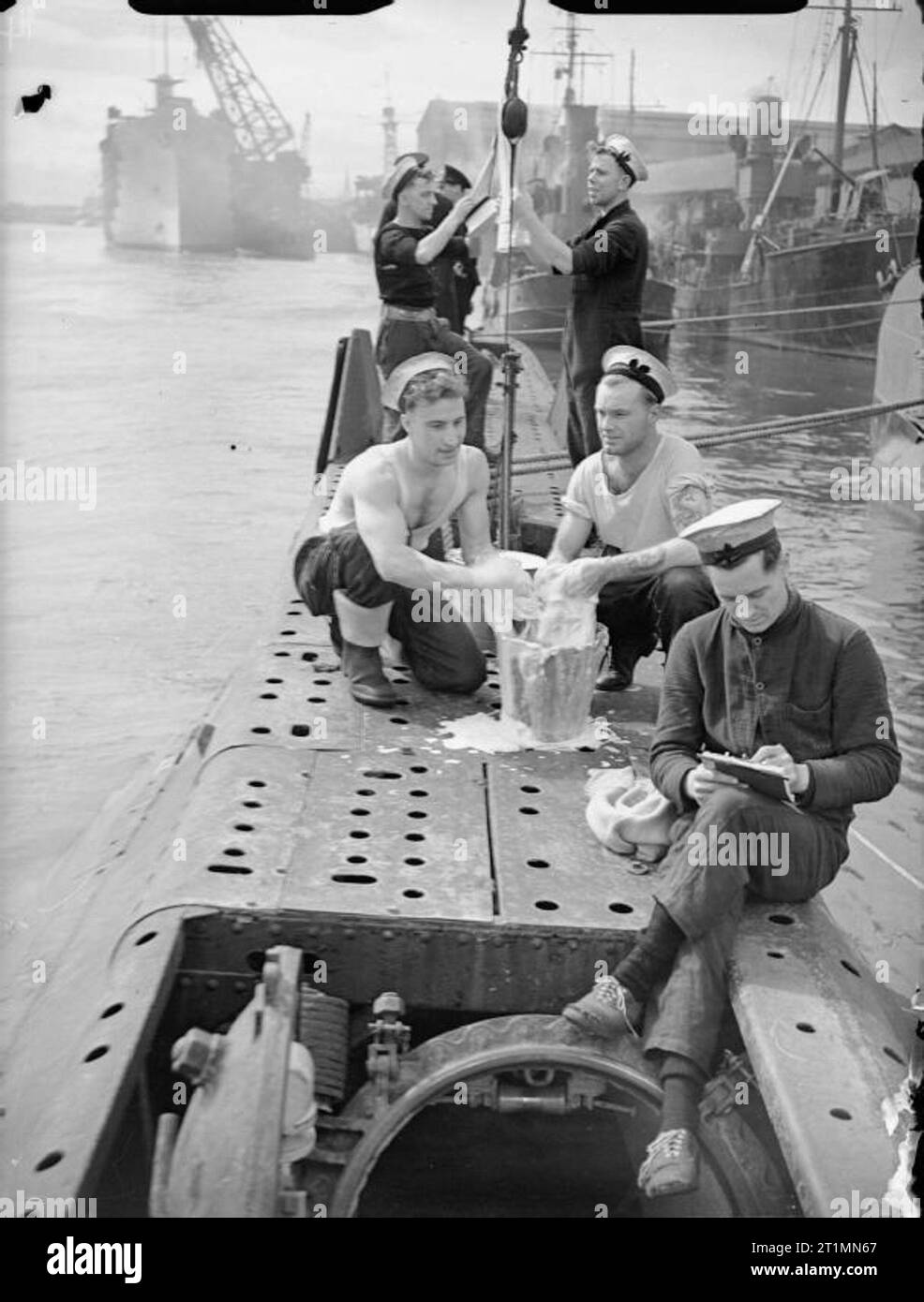 Die Royal Navy während des Zweiten Weltkriegs "hobeying" (waschen ihre Wäsche) an Bord der HMS SIBYL, und einen kurzen Brief nach Hause. Stockfoto