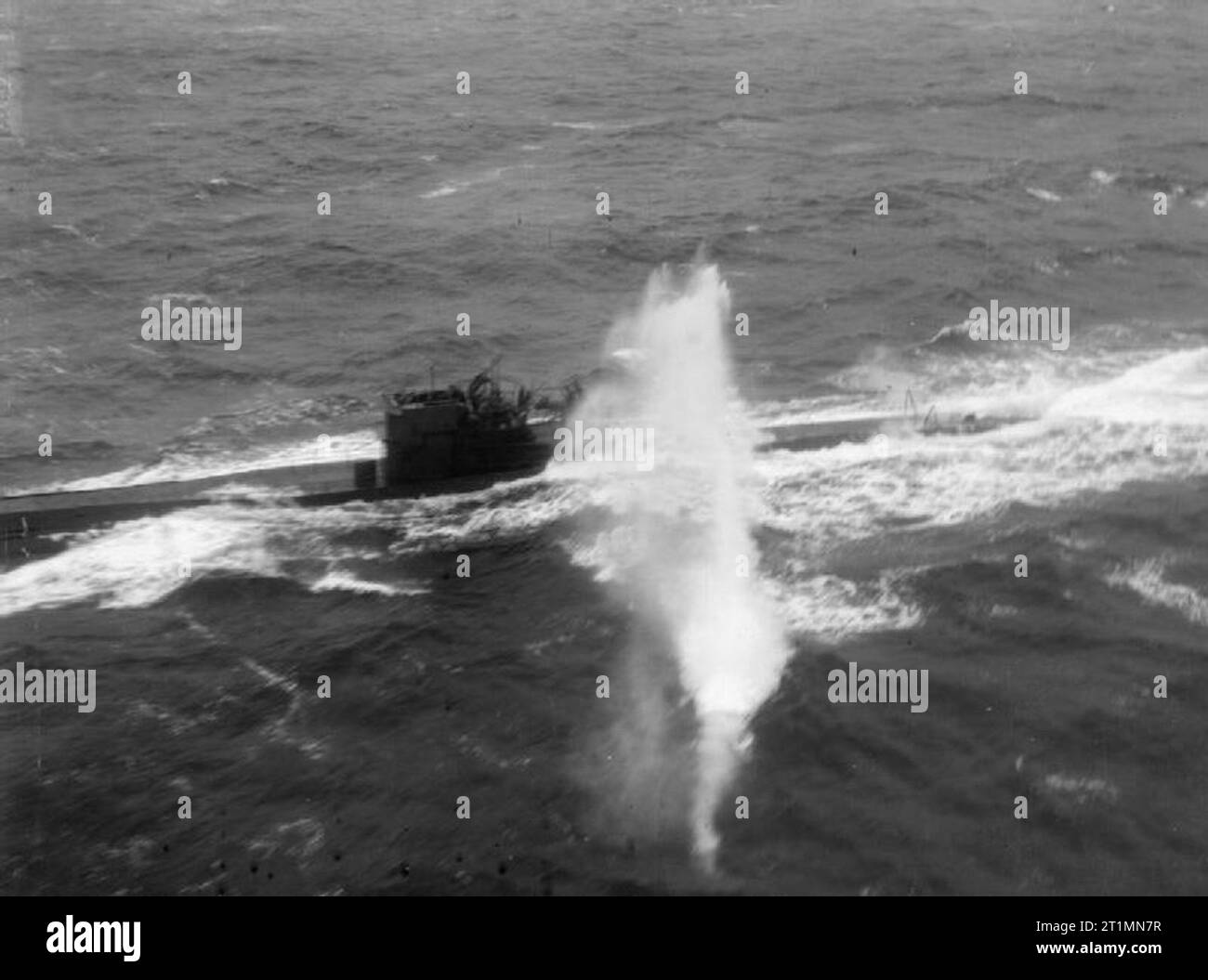 Fleet Air Arm Angriff ein U-Boot, während ein Konvoi nach Russland, 3. April 1944 Ein Bild von einem rächer Flugzeuge von 846 Naval Air Squadron geflogen weg HMS Tracker von einem Angriff auf U-Boot 288 während der Konvoi JW 58. Maschinengewehrfeuer von den angreifenden Flugzeuge zu sehen, die an die U-Boot in der Nähe der kommandoturm. Stockfoto