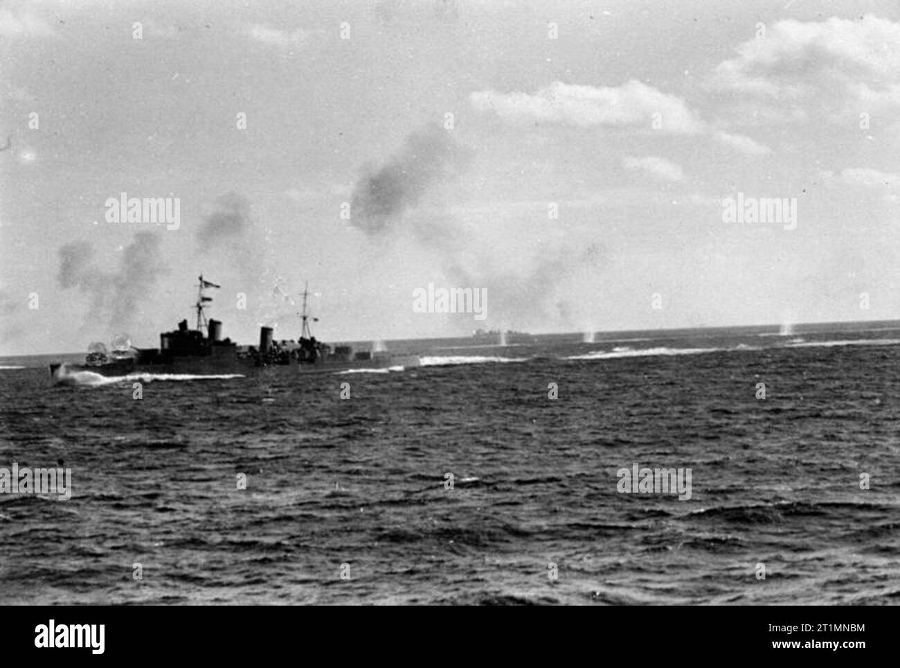 Die Royal Navy während des Zweiten Weltkriegs HMS SOUTHAMPTON feuern während der Flotte Aktion aus Sardinien. Der Blitz der die Waffen gesehen werden kann, so können die Spritzer des Feindes Muscheln gesehen fallen kurz und Achteraus. Foto von HMS Sheffield genommen. Einen italienischen Kreuzer und zwei italienischen Zerstörer wurden in diese Aktion beschädigt. Stockfoto