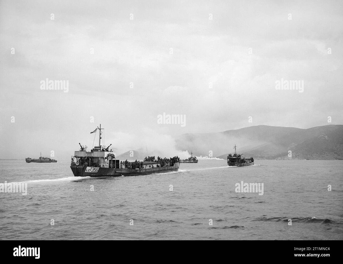 Die Royal Navy während des Zweiten Weltkriegs LCT Markus 3 handwerklichen Küstenfischerei gehen während des Angriffs auf Elba, vor der italienischen Küste. In den frühen Morgenstunden des 17. Juni 1944, eine Abteilung der Französischen B Armee unter dem Kommando von General de Lattre de Tassigny, wurde von einer Invasion der Alliierten Flotte gelandet. Britische, Amerikanische und französische Flugzeuge und Schiffe unterstützt den Betrieb. Stockfoto