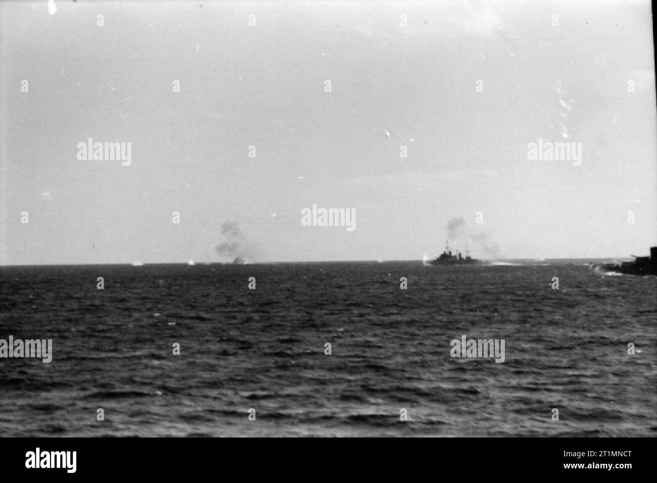 Die Royal Navy im Zweiten Weltkrieg Einheiten der Flotte unter Feuer in der Ferne während der Aktion aus Sardinien. Foto von HMS Sheffield genommen. Einen italienischen Kreuzer und zwei italienischen Zerstörer wurden in diese Aktion beschädigt. Stockfoto