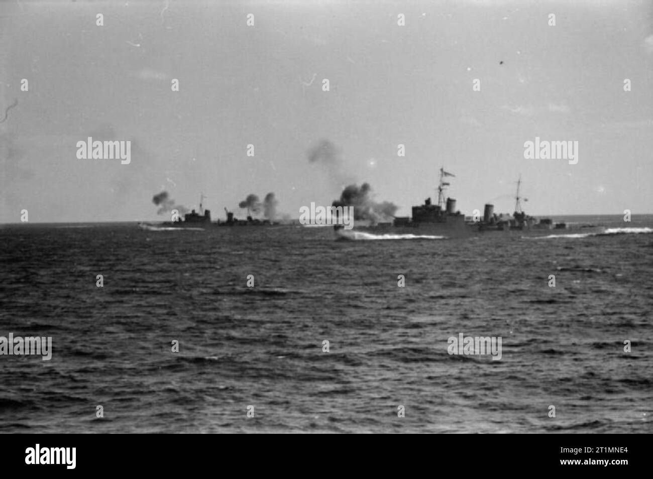 Die Royal Navy während des Zweiten Weltkriegs zwei Kreuzer Einkuppeln der Feind während der Flotte Aktion aus Sardinien. Foto von HMS Sheffield genommen. Einen italienischen Kreuzer und zwei italienischen Zerstörer wurden in diese Aktion beschädigt. Stockfoto