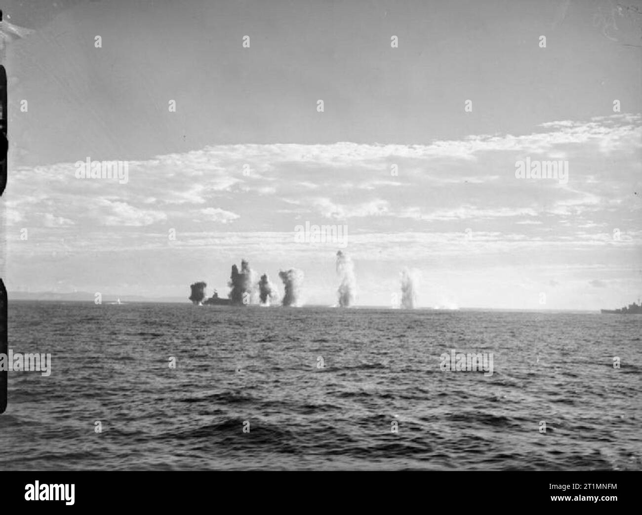 Die Royal Navy während des Zweiten Weltkrieges Bomben aus den italienischen Flugzeugen verdecken den Blick auf die HMS ARK ROYAL, während Sie unter Beschuss aus Sardinien war. Foto von HMS KELVIN genommen. Stockfoto