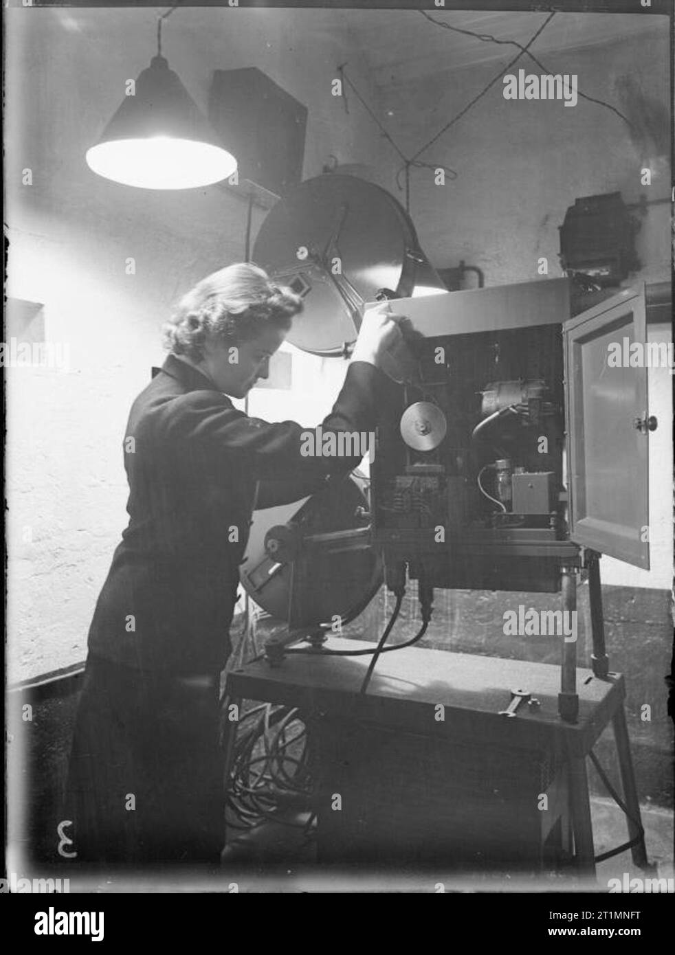 Die Royal Navy während des Zweiten Weltkrieges die Women's Royal Naval Service: ein zaunkönig Kino Betreiber von London projizieren Lehrfilme im Kino vor Gibraltar. Zaunkönige dienten in Gibraltar seit 1941, viele von ihnen arbeiten im Tunnel Büros in den Felsen gebaut. Mit 1.000 Meter Fels über Ihnen ist wahrscheinlich die sicherste Luftschutzbunker in der Welt. Stockfoto