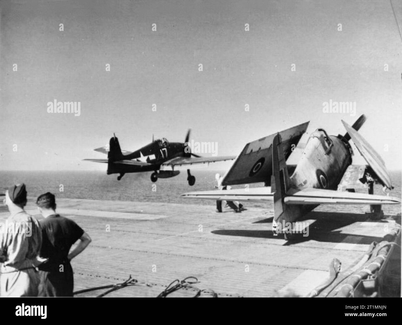 Die Royal Navy während des Zweiten Weltkrieges eine Amerikanische Grumman Hellcat fighter Fliegen das Deck von HMS KAISER nach dem Bezahlen Sie einen Besuch. Eine von der eigenen Träger Grumman Hellcats von 800 Squadron, Fleet Air Arm gesehen wird, während der Invasion von Südfrankreich geparkt. Stockfoto