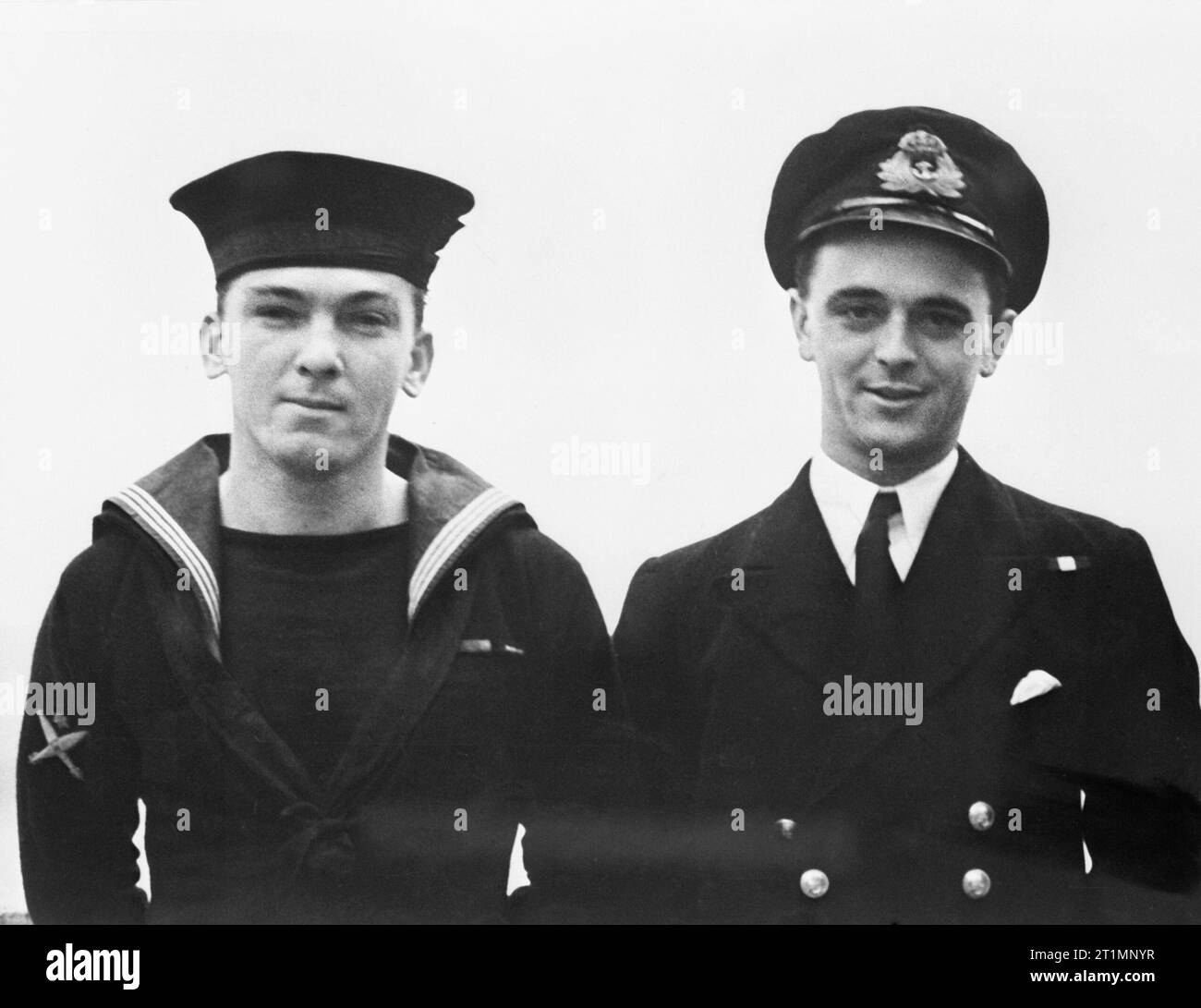 Die Royal Navy während des Zweiten Weltkriegs zwei naval VC's; führende Seemann James Joseph Magennis (L) und Lieutenant Ian Edwards Fraser, DSC, RNR. Fraser war kommandierender Offizier und führenden Seaman Magennis war ein Taucher in einem Midget submarine (XE3), ein Japanischer Cruiser im August 1945 zerstört, in der Meerenge Jahore, Singapur. Stockfoto