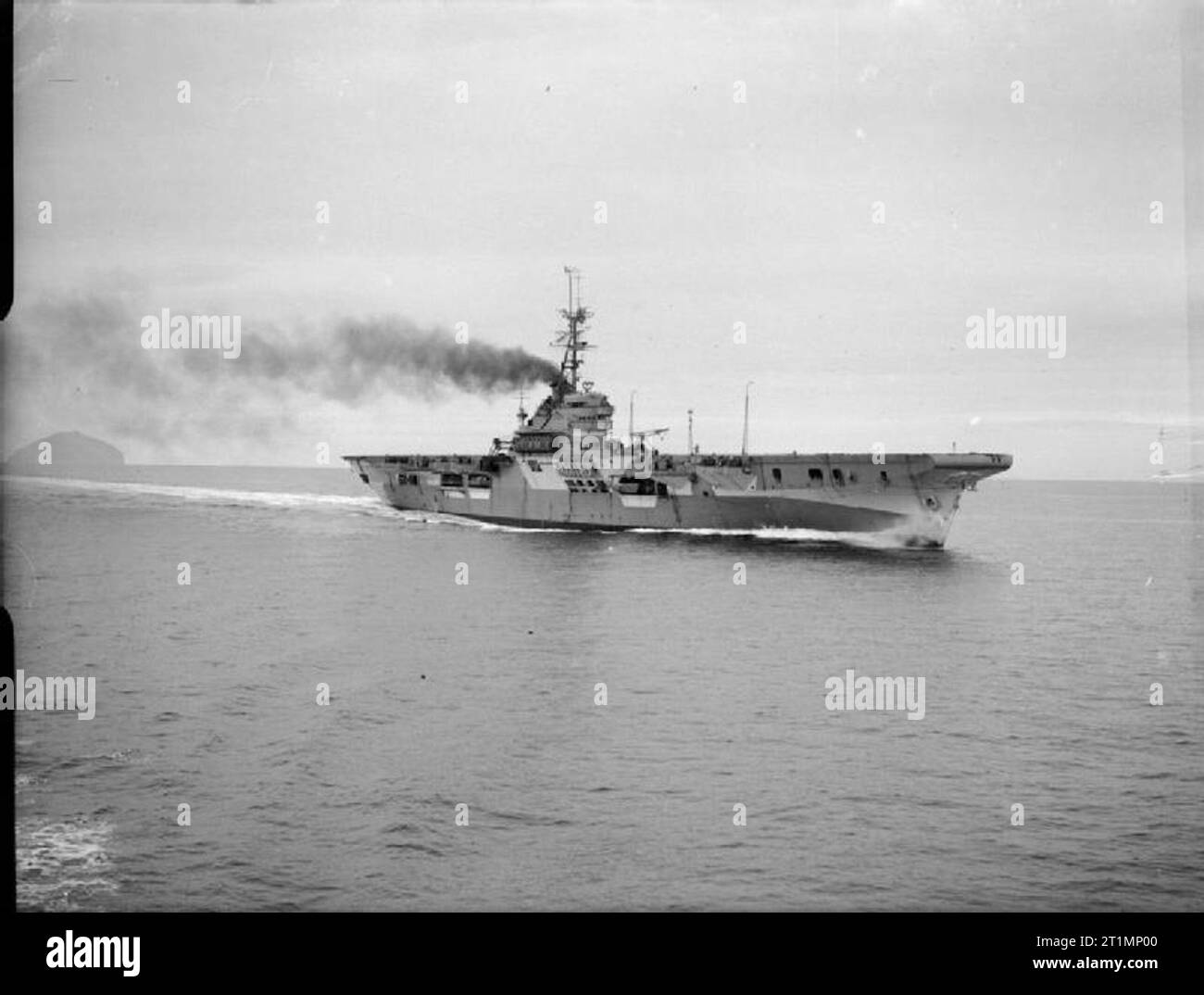 Die Royal Navy während des Zweiten Weltkriegs HMS VENERABLE Dämpfen mit mäßiger Geschwindigkeit während der abnahmetests. Stockfoto