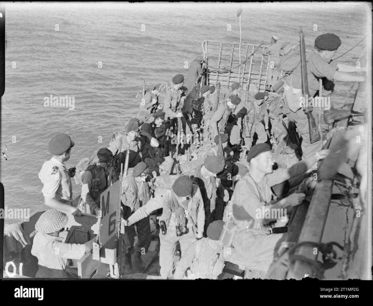 Die Royal Navy während des Zweiten Weltkrieges ihren Angriff Auftrag abgeschlossen, die Royal Marines in der indischen Truppen übergeben, zu Ihren Kreuzer HMS KENIA aus Cheduba, südlich von Ramree, Burma zurück. Royal Marines der East Indies Flotte machte eine erfolgreiche Landung auf der Insel Cheduba unter Schutz von einem Bombardement von Kreuzer und Zerstörer und eine Deckung durch die Fleet Air Arm zur Verfügung. Stockfoto