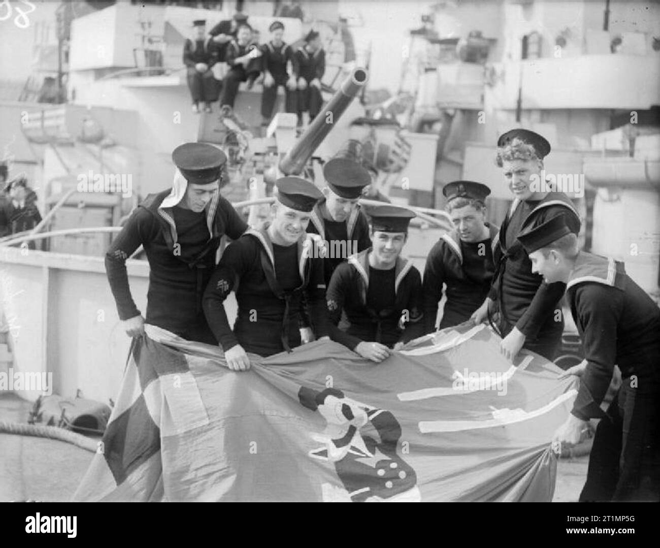 Die Royal Navy während des Zweiten Weltkriegs Männer von HMS DUCKWORTH in Belfast mit der Jolly Roger der 3 Escort Gruppe von Kapitän Klasse Fregatten, die zeigt drei U-Boote auf die Gutschrift des Schiffes. In der Mitte Donald Duck ist und die Check Muster, auf der linken Seite ist die Gruppe anmelden. Stockfoto