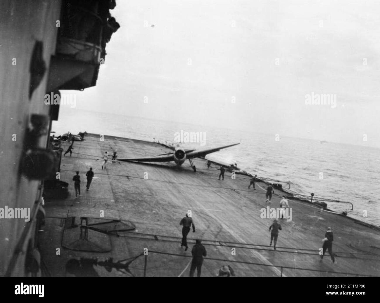 Die Royal Navy während des Zweiten Weltkrieges eine Grumman Avenger 857 Squadron, Fleet Air Arm wieder von einem der Streiks gegen die Sakishima Inseln und landete mit nur einem Rad nach unten eine fast perfekte Landung an Bord der HMS INDOMITABLE zu machen. Das Flugzeug wurde nur leicht beschädigt. Diese Maßnahmen wurden zur Unterstützung der amerikanischen Invasion von Okinawa. Stockfoto