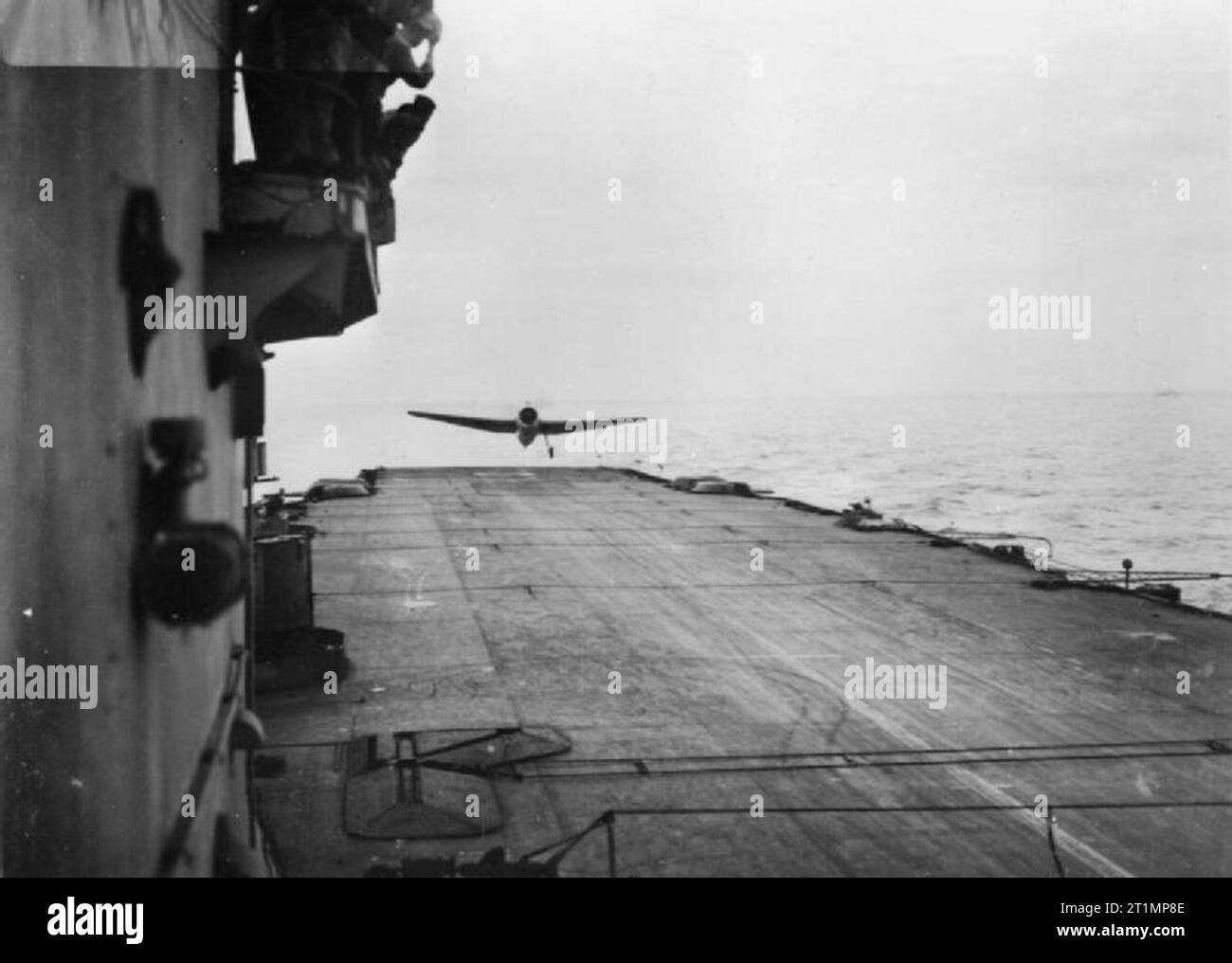Die Royal Navy während des Zweiten Weltkrieges eine Grumman Avenger 857 Squadron, Fleet Air Arm der Rückkehr aus einem der Streiks gegen die Sakishima Inseln landet mit nur einem Rad nach unten zur Option Über eine fast perfekte Landung an Bord der HMS INDOMITABLE Teil der britischen Pazifikflotte. Das Flugzeug wurde nur leicht beschädigt. Diese Maßnahmen wurden zur Unterstützung der amerikanischen Invasion von Okinawa. Stockfoto