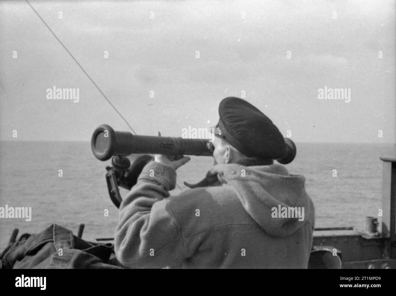 Die Royal Navy während des Zweiten Weltkriegs Mitglied der Crew mit einem kleinen Range Finder auf der Brücke der Zerstörer HMS KELVIN auf See. Stockfoto