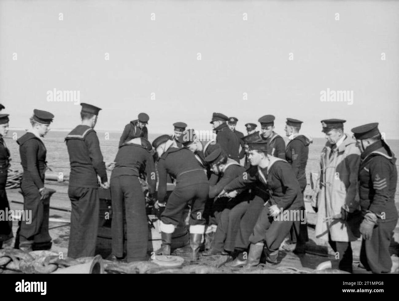 Die Royal Navy während des Zweiten Weltkriegs an Bord das Schlachtschiff HMS KING GEORGE V am Meer während 1941. Mit einem Gewicht von Hand Anker, Seeleute rund um die Winde. Stockfoto