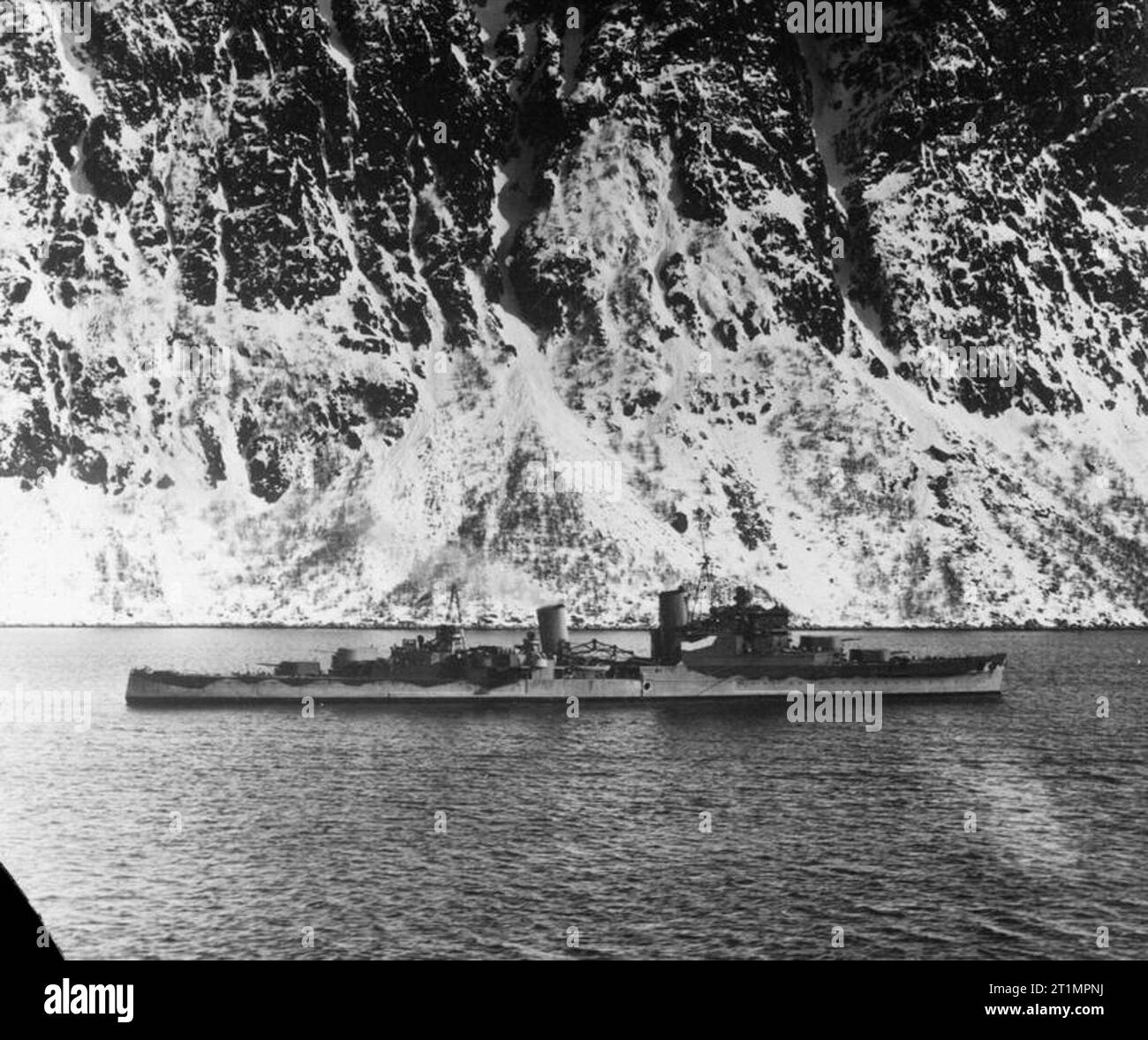 Die Royal Navy während des Zweiten Weltkriegs HMS SOUTHAMPTON (ehemals HMS POLYPHEMUS) in Topsundet Fjord, Norwegen. Stockfoto