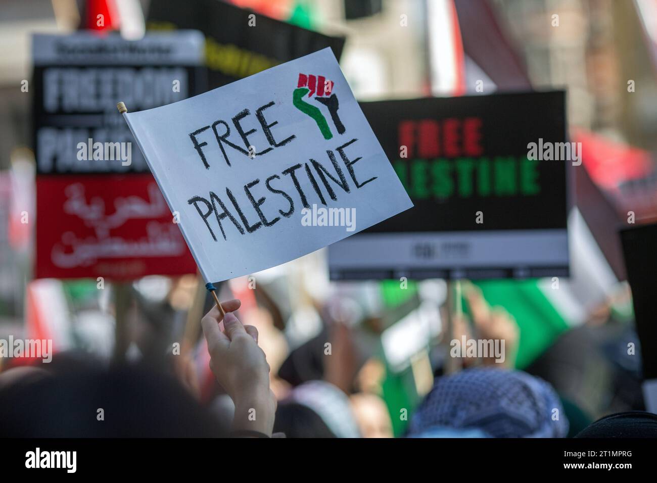 London, England, Großbritannien. 14. Oktober 2023.Tausende von Menschen marschieren durch das Zentrum Londons und rufen nach einem freien Palästina ( (Bild: © Horst Friedrichs ) Credit: horst friedrichs/Alamy Live News Stockfoto