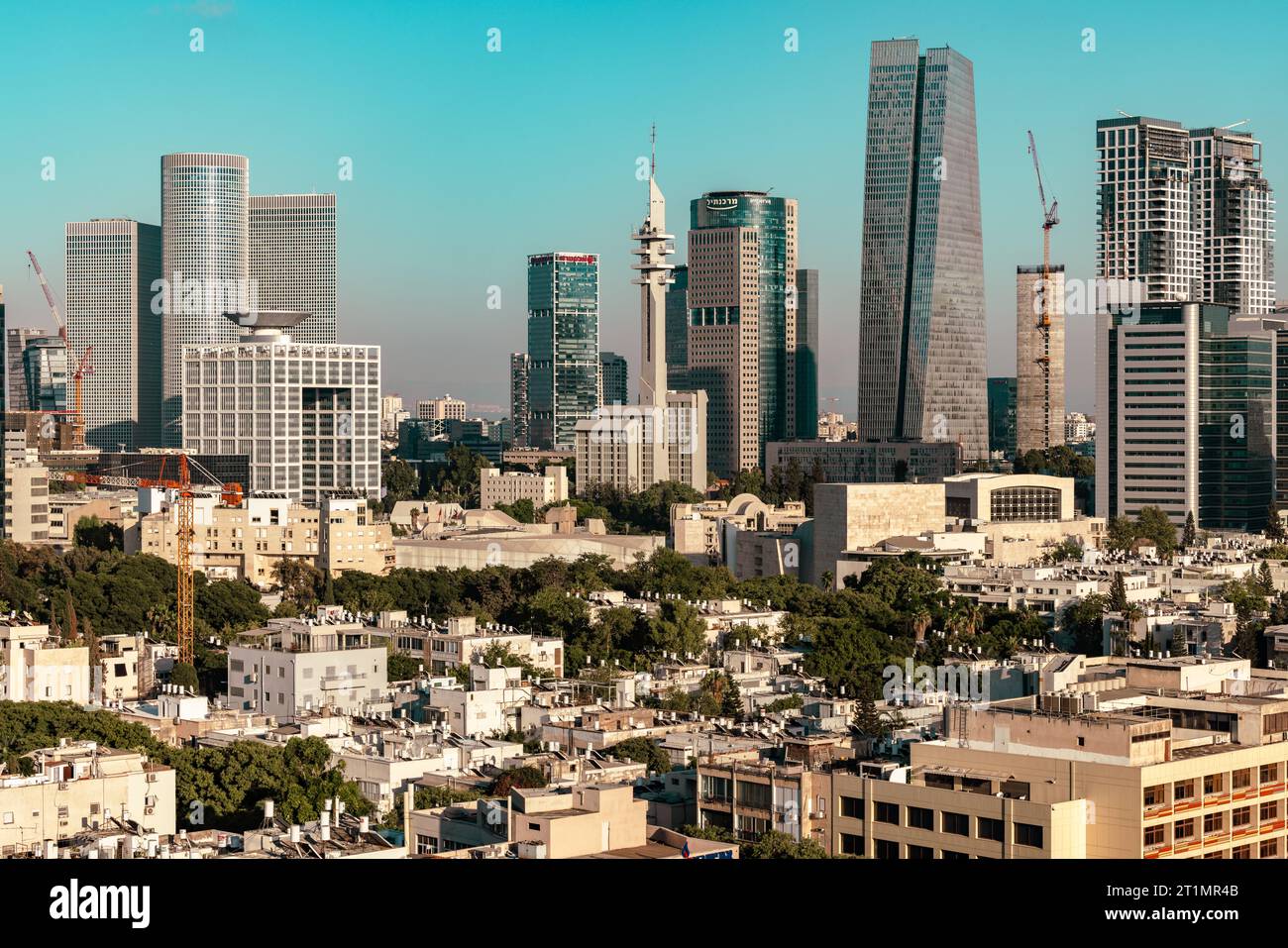Panoramablick auf die Skyline der Stadt Tel Aviv Israel 7,2022 Gebäude und Wolkenkratzer im Zentrum der Metropole tagsüber Stockfoto
