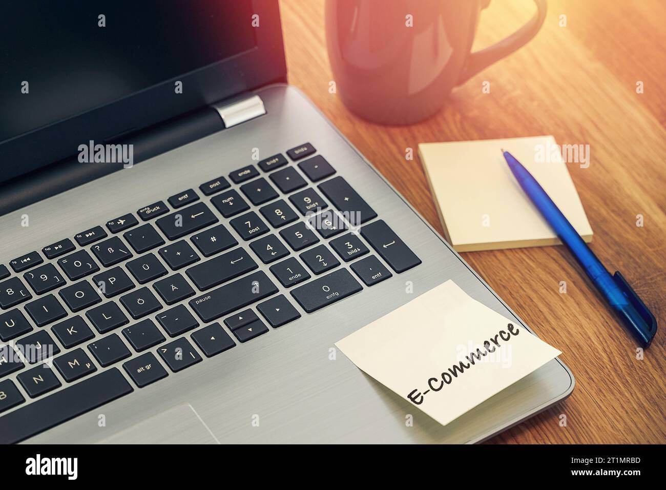 14. Oktober 2023: Schreibtisch mit Tasse und Laptop mit Hinweis: E-Commerce FOTOMONTAGE *** Schreibtisch mit Tasse und Laptop Computer mit Notiz: E-Commerce FOTOMONTAGE Credit: Imago/Alamy Live News Stockfoto