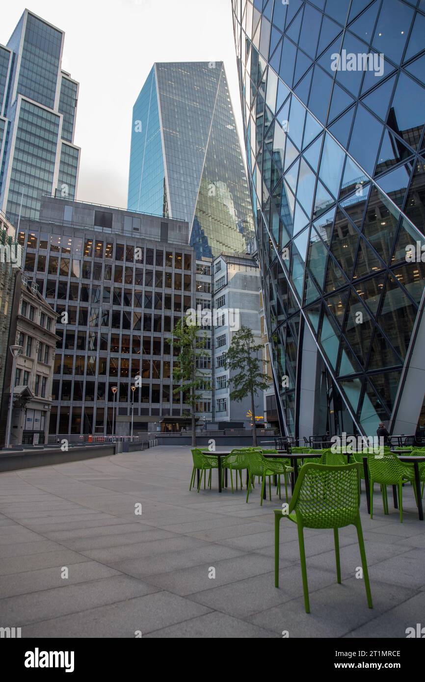 Gherkin-Gebäude und Wolkenkratzer in der City of London Stockfoto