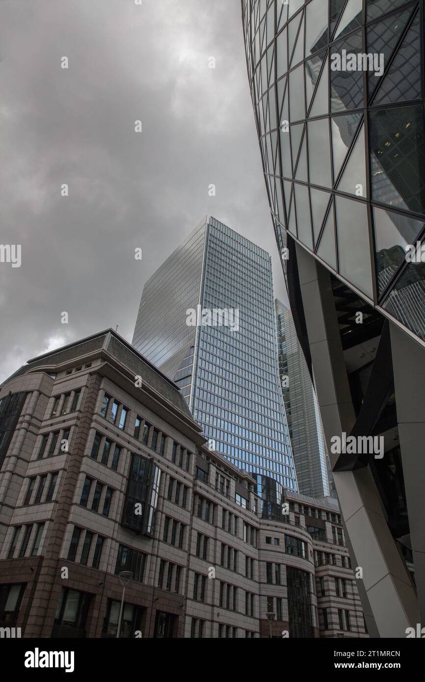 Die Gherking City in London an einem stürmischen Tag mit Regenwolken Stockfoto