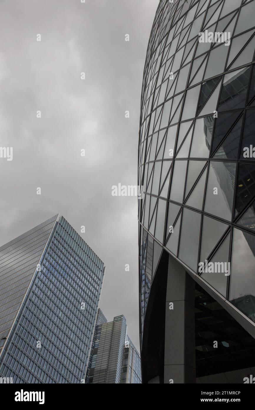 Die Gherking City in London an einem stürmischen Tag mit Regenwolken Stockfoto