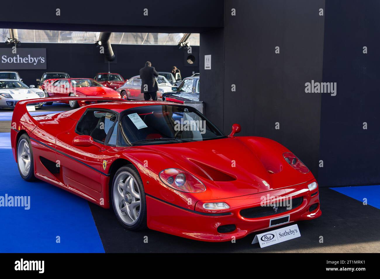 Paris, Frankreich - RM Sotheby's Paris 2019. Konzentrieren Sie sich auf einen roten Ferrari F50 von 1996. Stockfoto