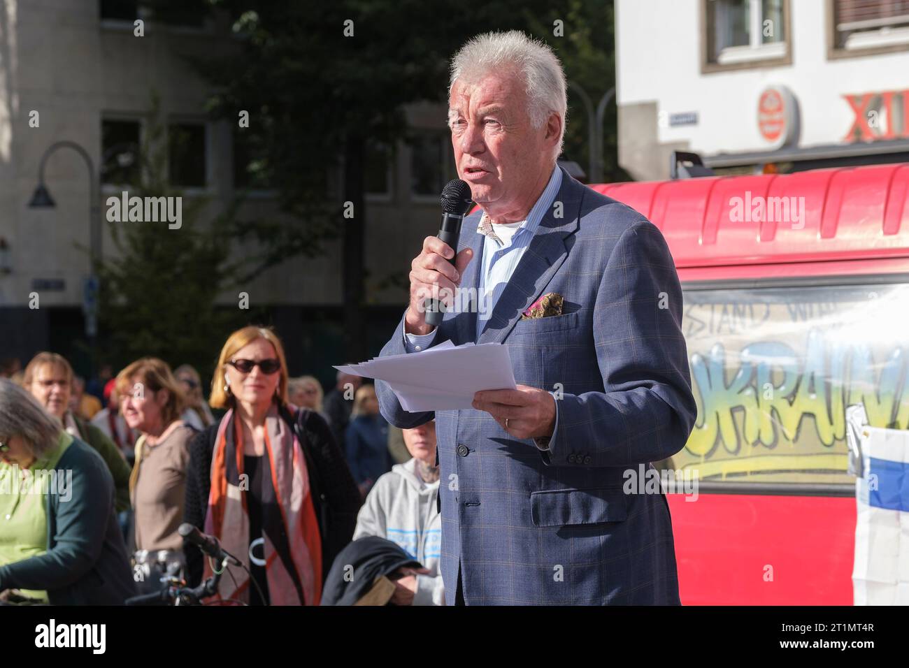Jürgen Wilhelm, Vorstandsmitglied der Kölner Gesellschaft für christlich-jüdische Zusammenarbeit, spricht auf der Solidaritätsveranstaltung für Israel. Stockfoto
