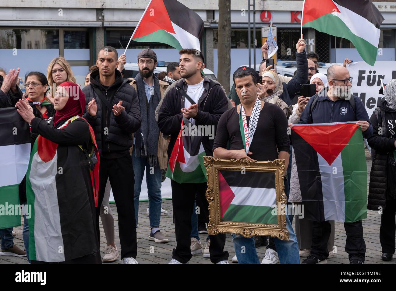 Auf dem Kölner Heumarkt fand eine Solidaritätsdemonstration für Israel und eine zweite Demonstration der Palästinenser gegen die Bombardierung des Gazastreifens statt Stockfoto