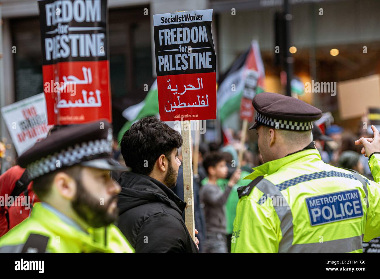 London, England, Großbritannien. 14. Oktober 2023.Tausende von Menschen marschieren durch das Zentrum Londons und rufen nach einem freien Palästina ( (Bild: © Horst Friedrichs ) Credit: horst friedrichs/Alamy Live News Stockfoto