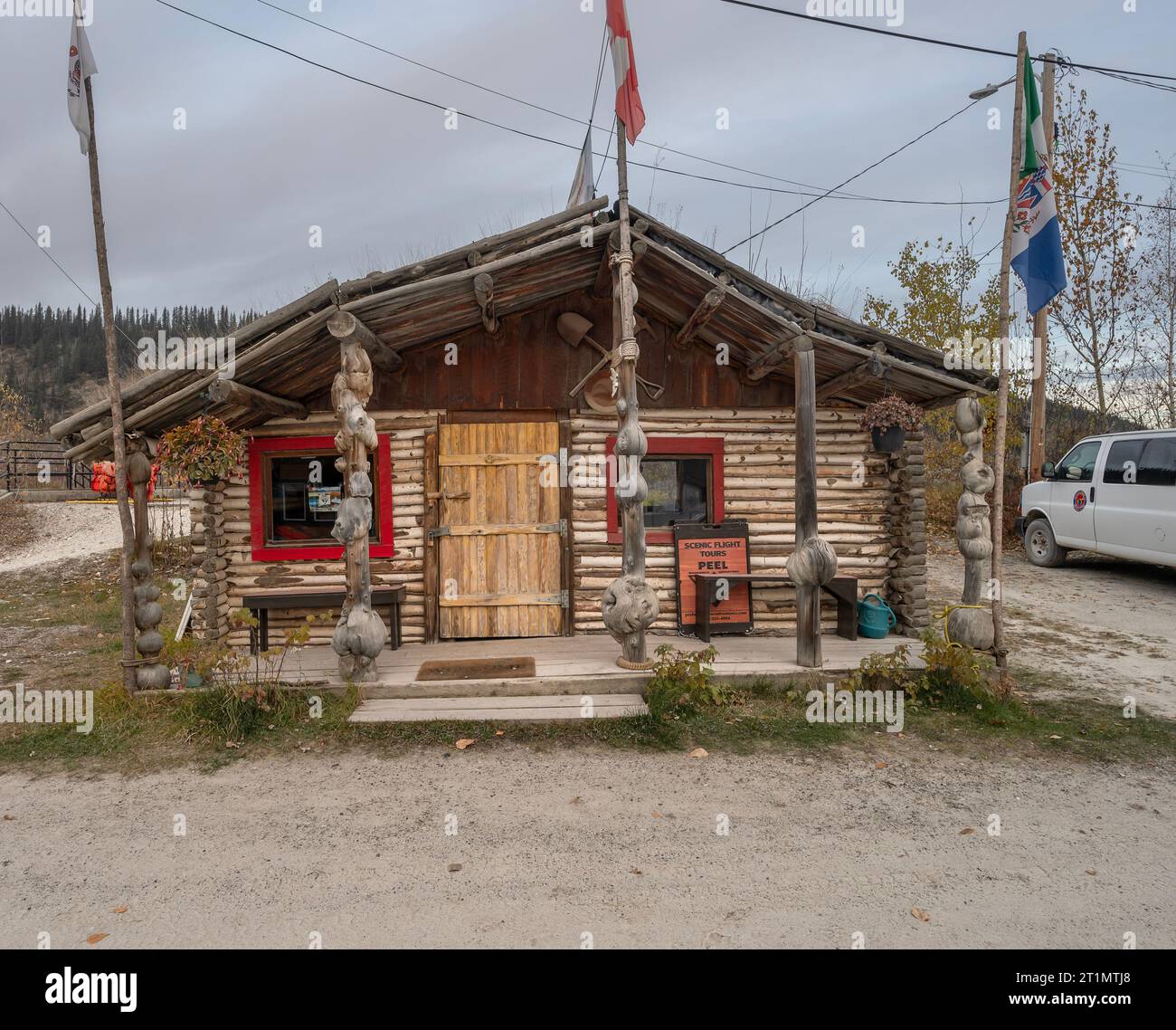 Dawson City, Yukon, Kanada – 5. Oktober 2023: Außenansicht der Peel Wilderness Adventures Birkenholzhütte Stockfoto