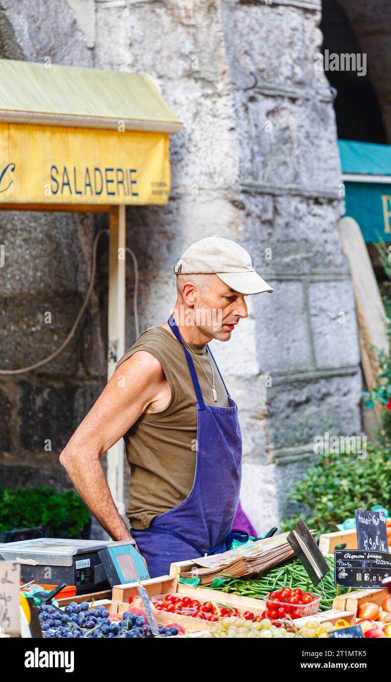 Ein lokaler französischer Stallhalter pflegt sein frisches Obst, Gemüse und Obst auf dem Lebensmittelmarkt in der Altstadt von Annecy, Frankreich Stockfoto